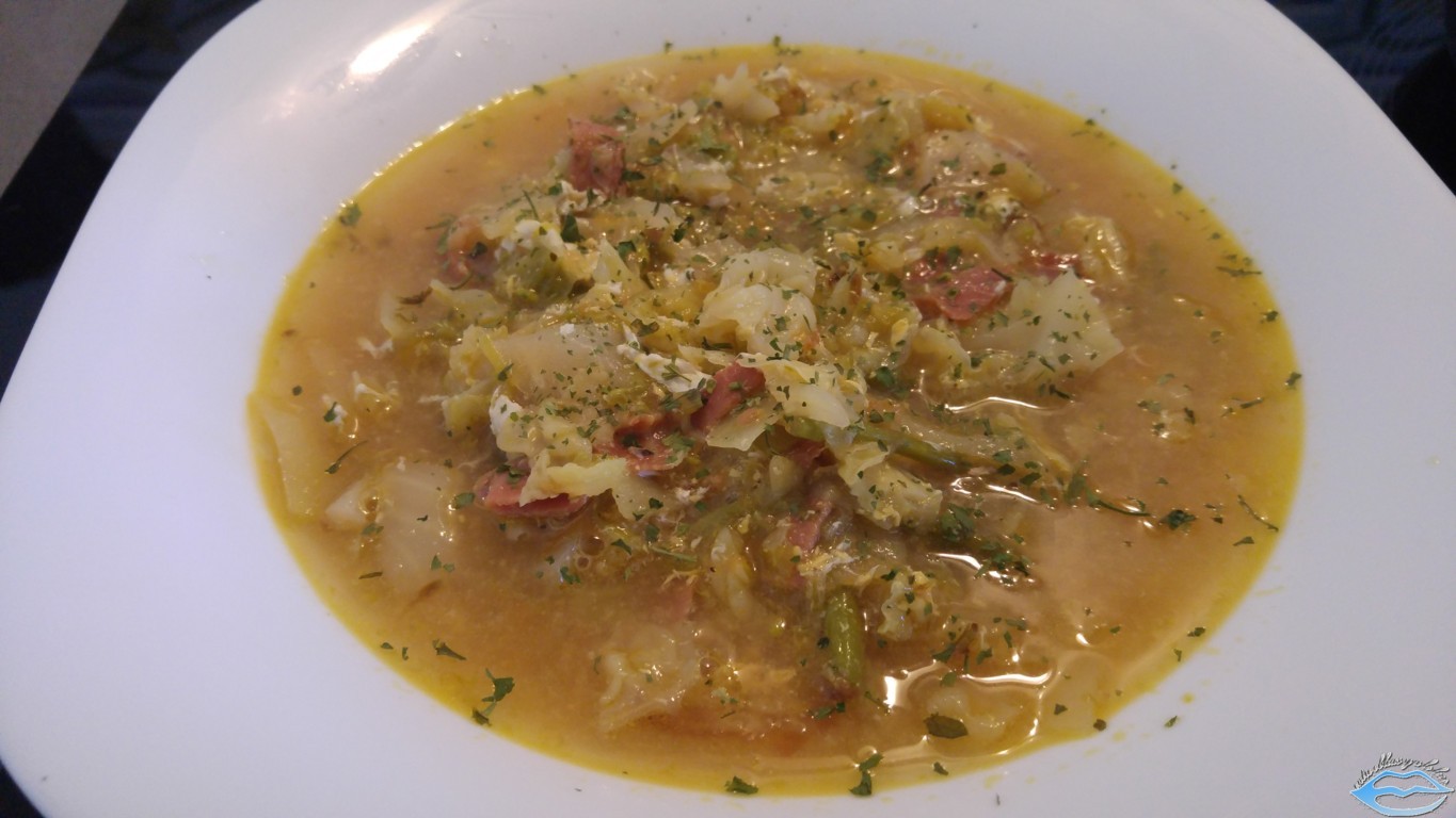 Sopa de col con jamón y huevo hilado entre obleas y a lo loco